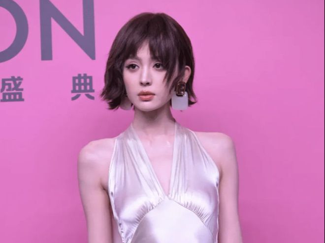 瘦成竹竿颜值下降不是一点点没有以前气场了Long8国际平台登录入口娜扎新鲜照片