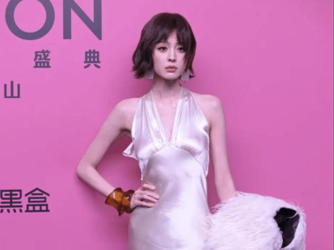 瘦成竹竿颜值下降不是一点点没有以前气场了Long8国际平台登录入口娜扎新鲜照片(图2)