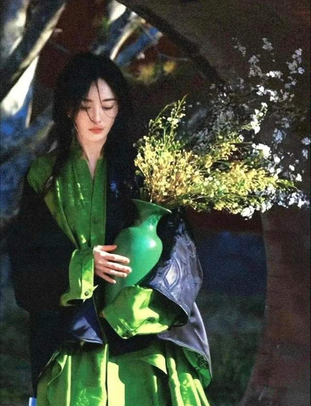 清冷一个温婉气质差别一目了然杨幂和赵丽颖撞上中式风一个