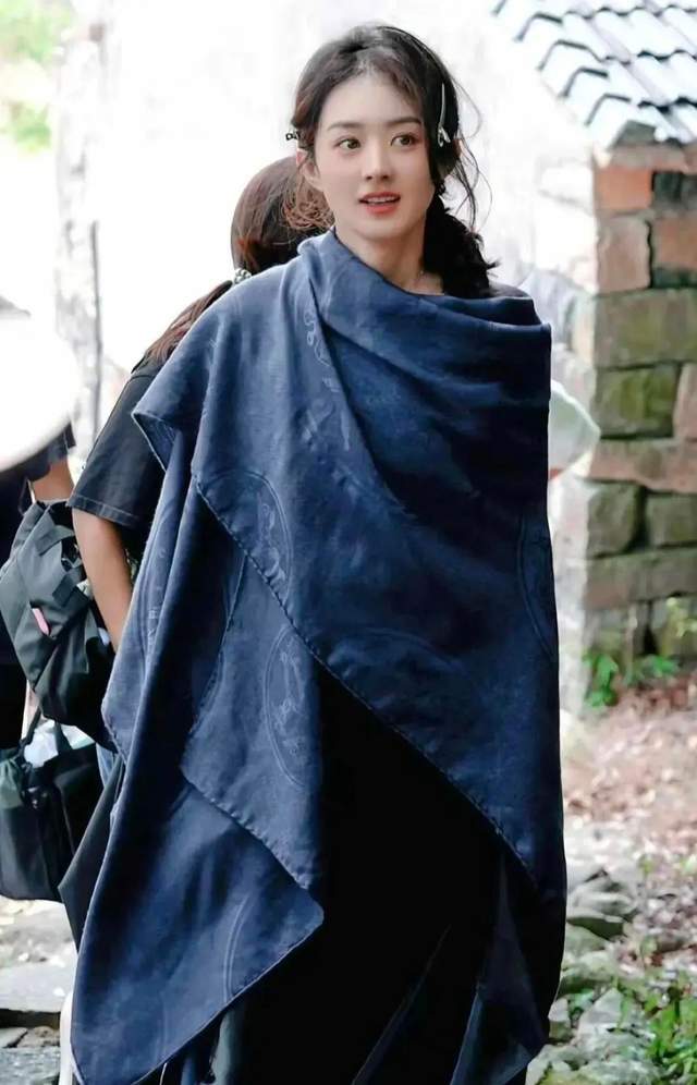 清冷一个温婉气质差别一目了然杨幂和赵丽颖撞上中式风一个(图3)