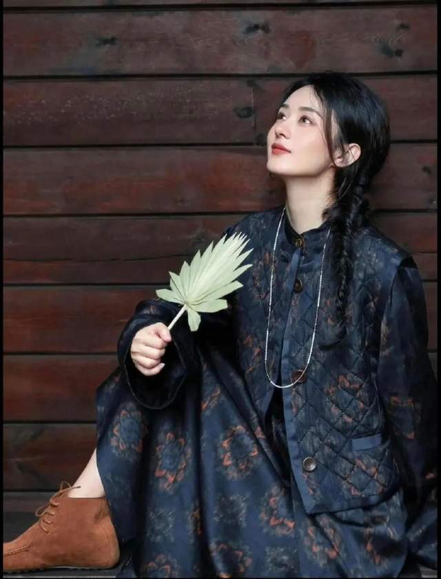 清冷一个温婉气质差别一目了然杨幂和赵丽颖撞上中式风一个(图2)