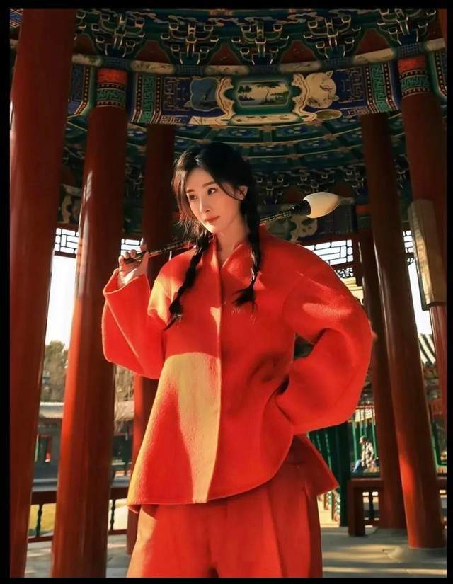 清冷一个温婉气质差别一目了然杨幂和赵丽颖撞上中式风一个(图6)